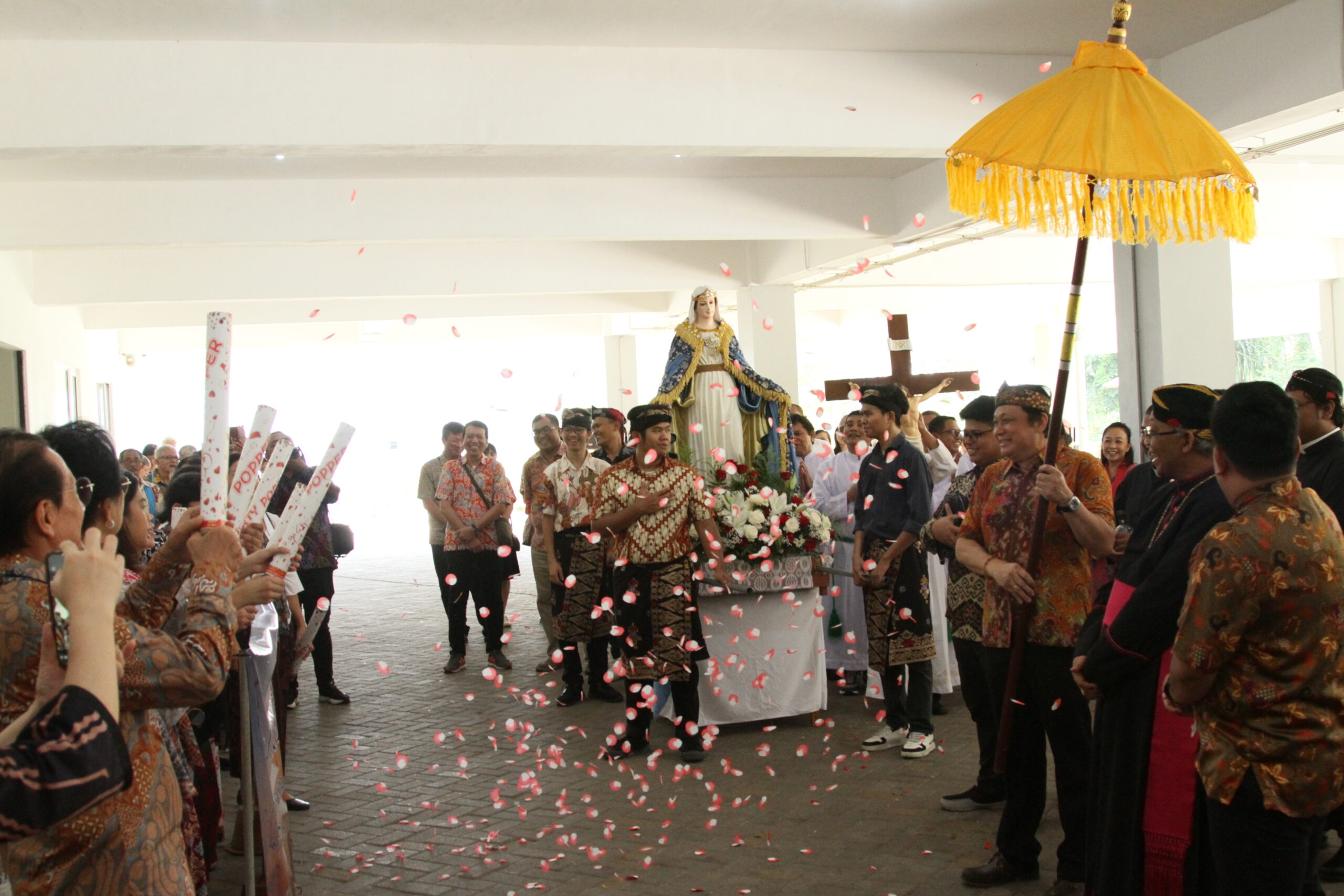 Perarakan Patung Bunda Maria dan Salib Misi di Paroki SMF Berlangsung Semarak